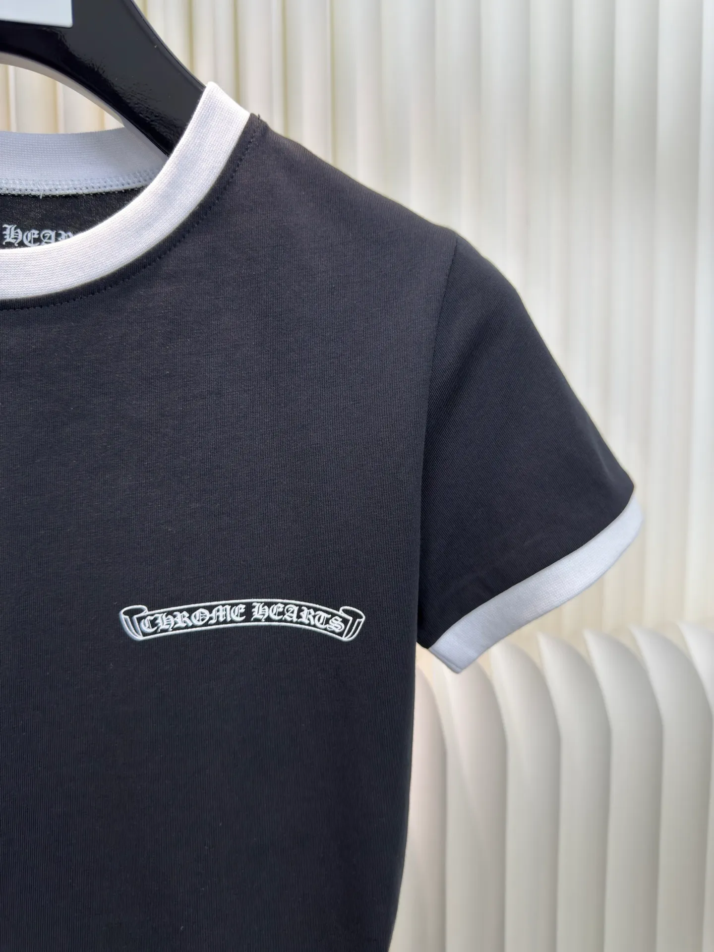 P230 Chrome Hearts Sanskrit Color Blocking Short Sleeves (Women's Wear) Authentic Open Edition - Physical Counter - Top Luxury Quality 🆚 Instant sale of all editions on the market. Custom dyed threads and large body fabrics according to YB. The printing is hand-printed. Contrast color design The upper body effect is excellent. Size S M L